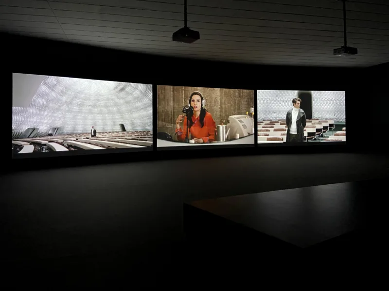 The Gift, exhibition Stagecraft - Une mise en scène du pouvoir, 2021, photo: Jasmina Cibic